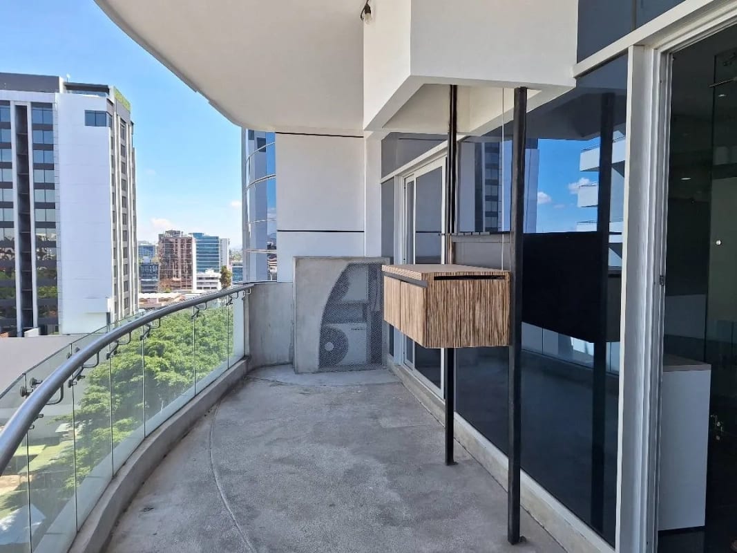 🚨 OFICINA EN RENTA AMUEBLADA – EDIFICIO DUBAI CENTER, ZONA 10 🚨  Zona 10 — Oficina en Alquiler en Dubai Center, Zona 10, Guatemala, Ciudad — foto 3 de 11
