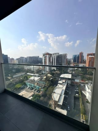 Apartamento en Alquiler | Vasanta | Zona 10 | Amueblado · Balcón amplio — Apartamento en Alquiler en Vasanta, Zona 10, Guatemala, Ciudad — miniatura 1 de 6