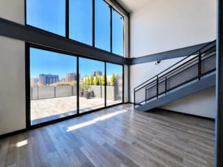 PH industrial, con una gran terraza en renta en zona 14 — Apartamento en Alquiler en Zona 14, Guatemala, Ciudad — miniatura 1 de 13