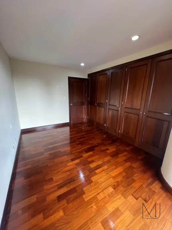Apartamento en Renta | Santa María | Zona 10 | Amplio y ubicación privilegiada — Apartamento en Alquiler en Santa María, Zona 10, Guatemala, Ciudad — foto 5 de 8