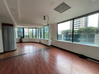 EUROPLAZA Z14, OFICINA RENTA 160 MTS2, 5 ESPACIOS TABICADOS, 2 BAÑOS, 2 PARQUEOS $2,500 + IVA — Oficina en Alquiler en Europlaza, Zona 14, Guatemala, Ciudad — miniatura 1 de 5