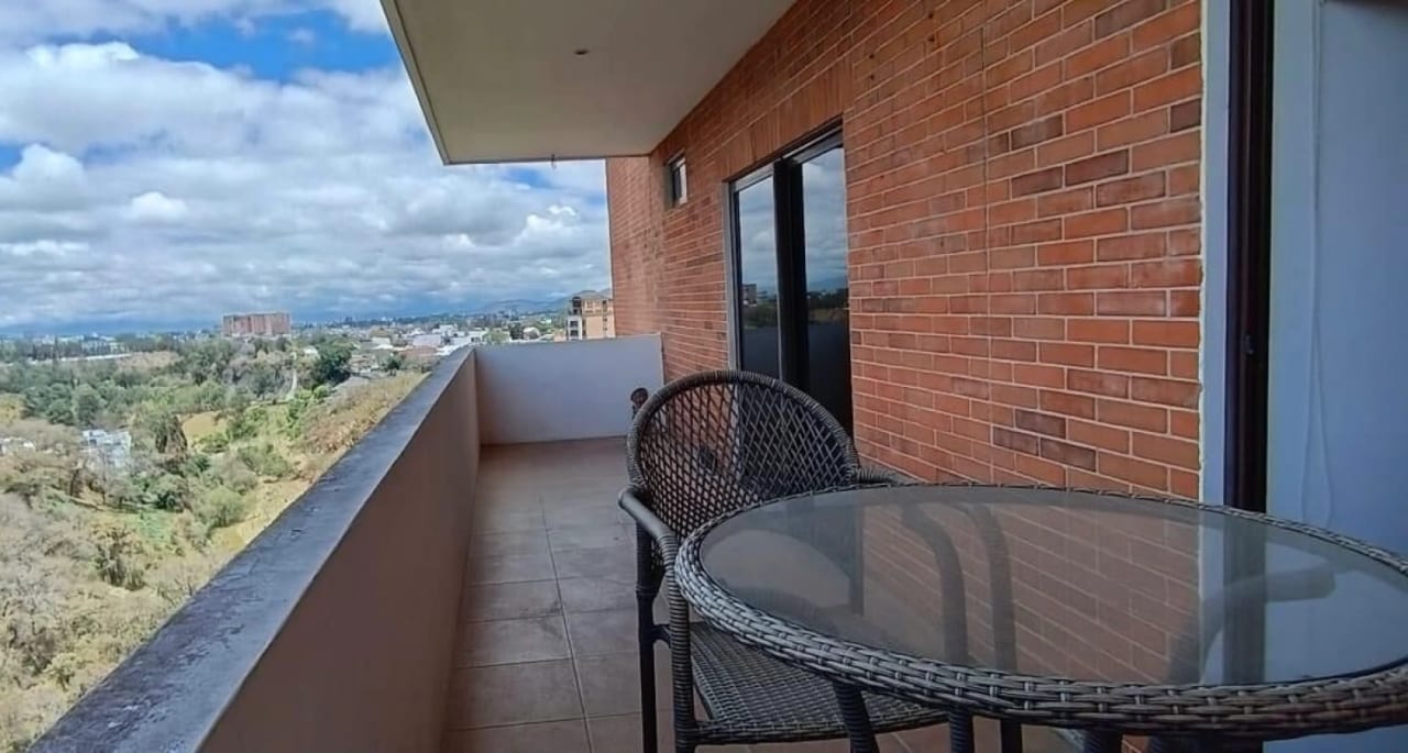 RENTO AMPLIO APARTAMENTO Y CON HERMOSA VISTA EN ZONA 15 ✨🏡 — Apartamento en Alquiler en Zona 15, Guatemala, Ciudad — foto 2 de 4