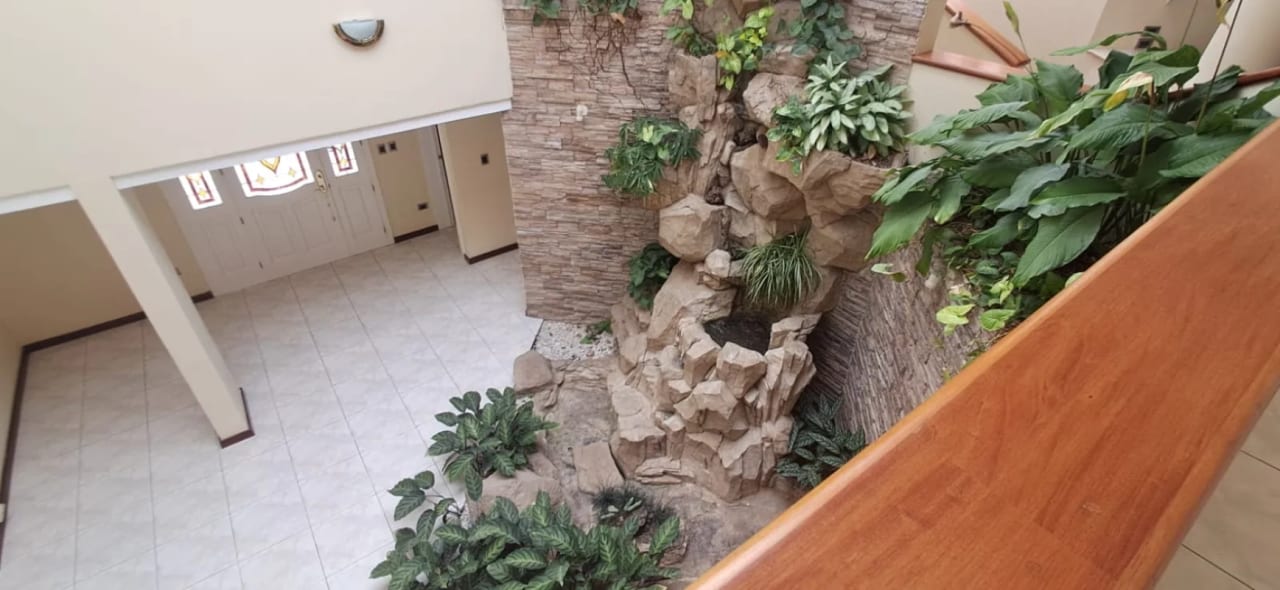 VENDO ELEGANTE CASA FAMILIAR EN COLINAS DE ANDALUCIA – AMPLIO JARDIN — Casa en Venta en Colinas De Andalucia, Carretera a El Salvador, Guatemala, Ciudad — foto 11 de 14