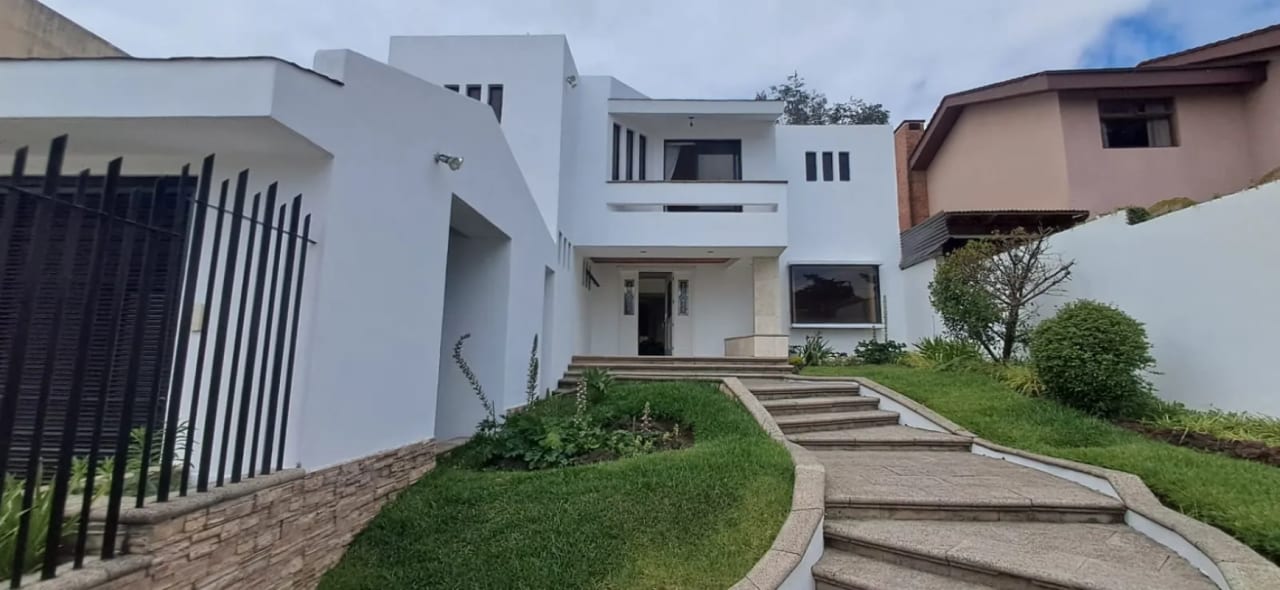 VENDO ELEGANTE CASA FAMILIAR EN COLINAS DE ANDALUCIA – AMPLIO JARDIN — Casa en Venta en Colinas De Andalucia, Carretera a El Salvador, Guatemala, Ciudad — foto 9 de 14