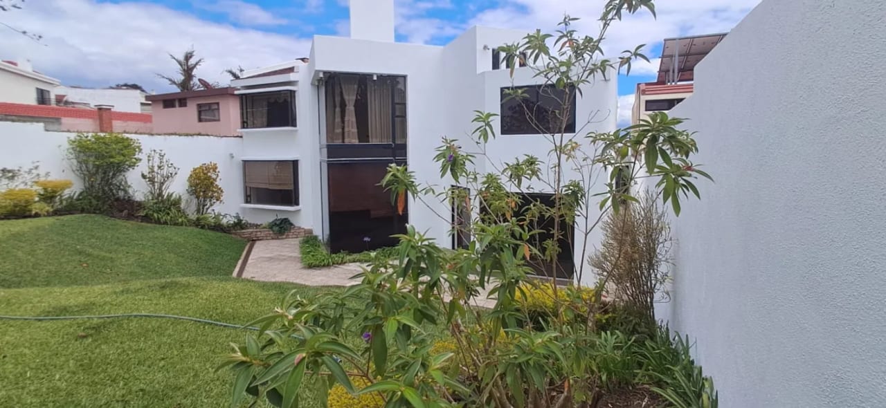 VENDO ELEGANTE CASA FAMILIAR EN COLINAS DE ANDALUCIA – AMPLIO JARDIN — Casa en Venta en Colinas De Andalucia, Carretera a El Salvador, Guatemala, Ciudad — foto 5 de 14
