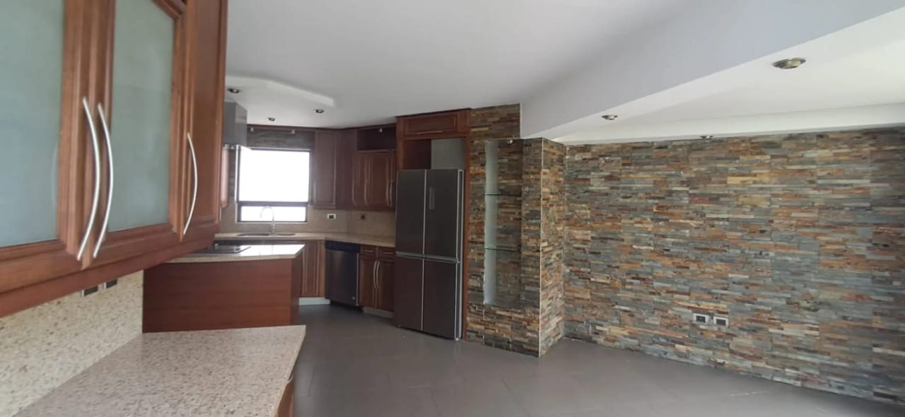 VENDO ELEGANTE CASA FAMILIAR EN COLINAS DE ANDALUCIA – AMPLIO JARDIN — Casa en Venta en Colinas De Andalucia, Carretera a El Salvador, Guatemala, Ciudad — foto 13 de 14