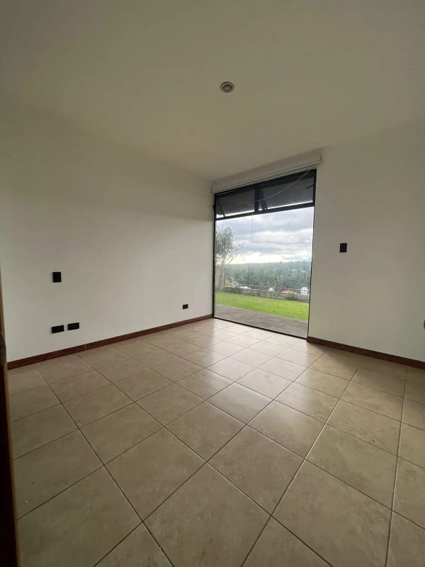 VENDO LINDA CASA EN LA FORESTA KM.20.5 CARR A FRAIJANES — Casa en Venta en La Foresta, Carretera a El Salvador, Guatemala, Ciudad — foto 9 de 11