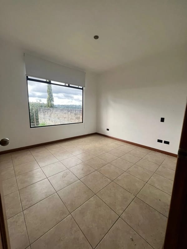 VENDO LINDA CASA EN LA FORESTA KM.20.5 CARR A FRAIJANES — Casa en Venta en La Foresta, Carretera a El Salvador, Guatemala, Ciudad — foto 8 de 11