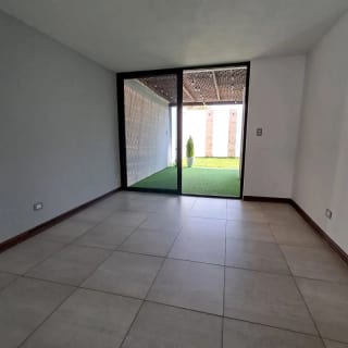 VENDO AMPLIA CASA CON APARTAMENTO, LOS MANANTIALES — Casa en Venta en Carretera a El Salvador, Guatemala, Ciudad — miniatura 1 de 17