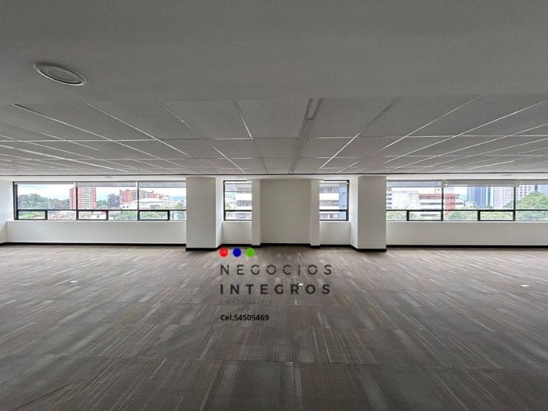 ALQUILO/VENDO OFICINA EN ZONA 10 - EDIFICIO CENTRO EMPRESARIAL — Oficina en Alquiler en Centro Empresarial, Zona 10, Guatemala, Ciudad — foto 1 de 10