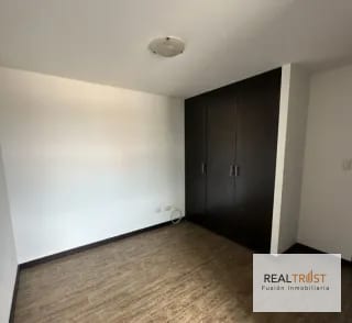 RENTO AMPLIO APARTAMENTO ZONA 15 — Apartamento en Alquiler en Zona 15, Guatemala, Ciudad — miniatura 2 de 9