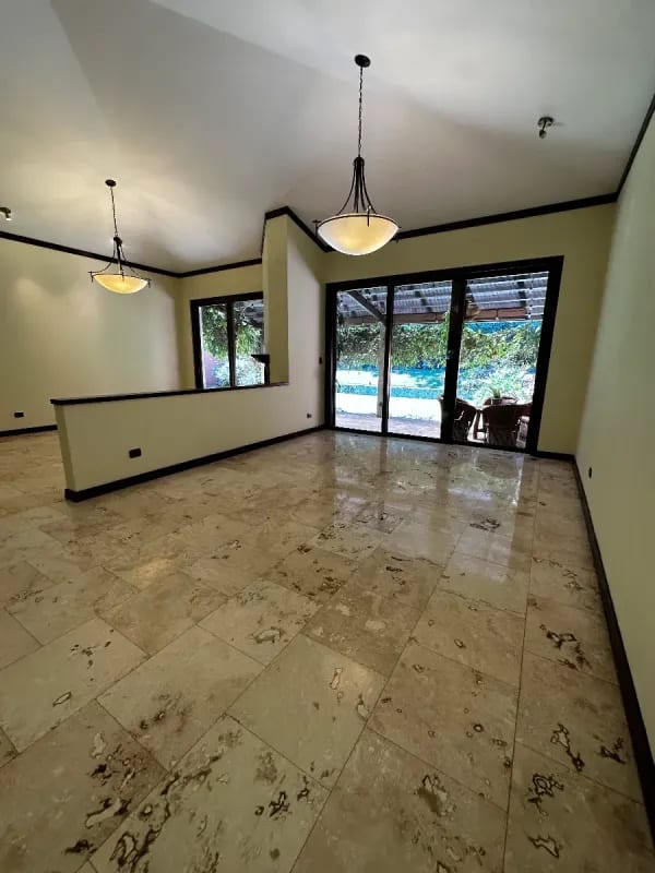AMPLIA Y ELEGANTE CASA DE UN NIVEL EN VENTA | SANTA CATARINA PINULA   "Condominio Las Tinajas" — Casa en Venta en Las Tinajas, Santa Catarina Pinula, Guatemala, Ciudad — foto 5 de 13