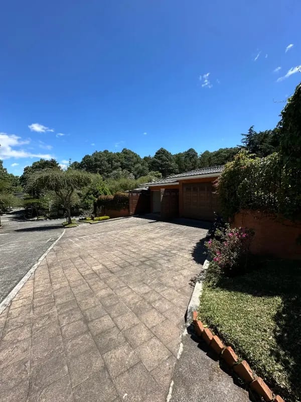 AMPLIA Y ELEGANTE CASA DE UN NIVEL EN VENTA | SANTA CATARINA PINULA   "Condominio Las Tinajas" — Casa en Venta en Las Tinajas, Santa Catarina Pinula, Guatemala, Ciudad — foto 2 de 13