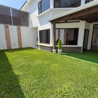 VENDO AMPLIA CASA CON APARTAMENTO, LOS MANANTIALES PV — Casa en Venta en Carretera a El Salvador, Guatemala, Ciudad — miniatura 1 de 17
