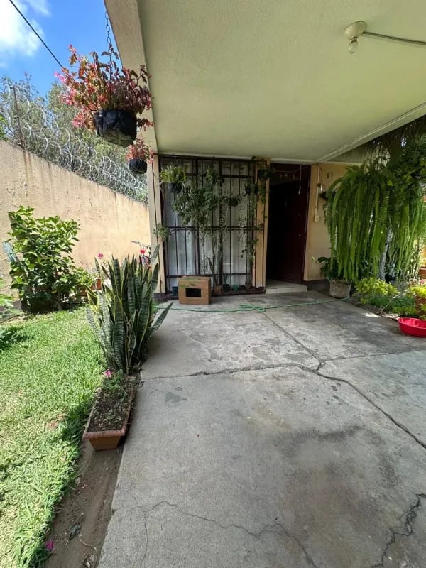 Venta de casa en Zona 11 Las Charcas dentro de garita — Casa en Venta en Las Charcas, Zona 11, Guatemala, Ciudad — foto 1 de 11