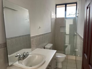 CASA EN VENTA O RENTA EN ZONA 14 EN SECTOR LA VILLA — Casa en Venta en Zona 10, Guatemala, Ciudad — miniatura 11 de 17